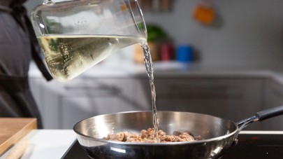 Dopo alcuni minuti di cottura a fuoco dolce sfumate con il vino bianco e aggiungete il rosmarino e le foglie di alloro.